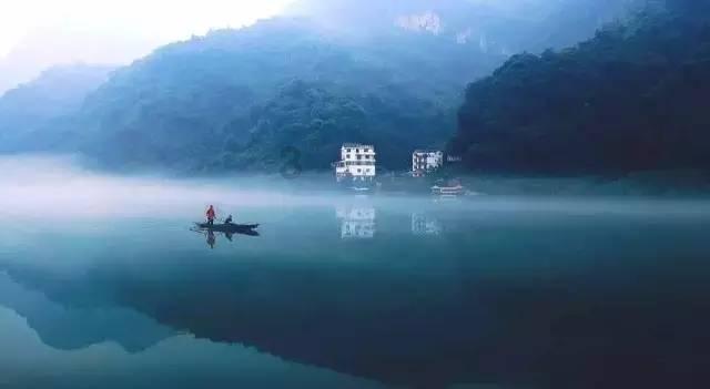 E句话 | “宁愿坐在宝马里哭”，她半年被家暴七次